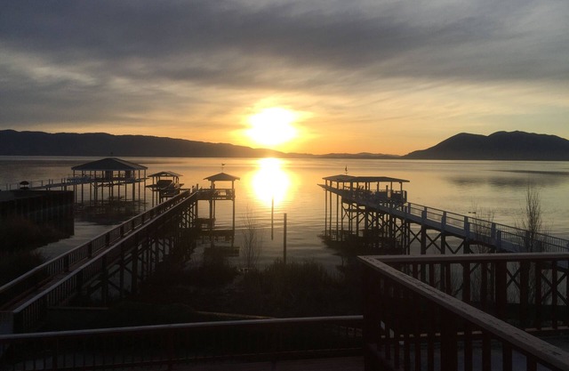 Hermosa Clear Lake 3,000 sq feet spacious on the water.