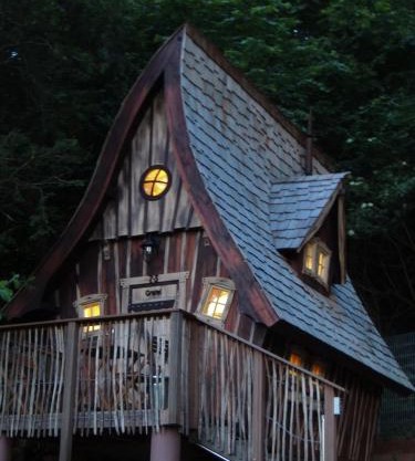 Hexenhäuschen am Waldrand