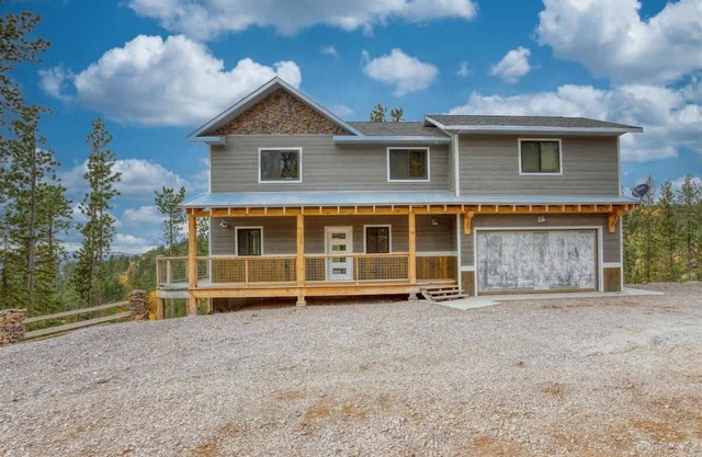 Hickok’s Bluff – Spacious Black Hills Cabin with Views, Hot Tub & Game Room