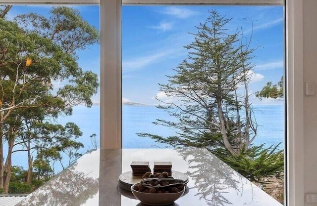 Hidden Bay Retreat 15 Min to Hobart, 5 Bed 3 Bath.