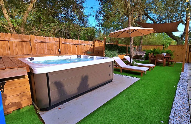 Hidden Gem - Hot Tub/ Fire Pit/ Hammock/ Grill Area