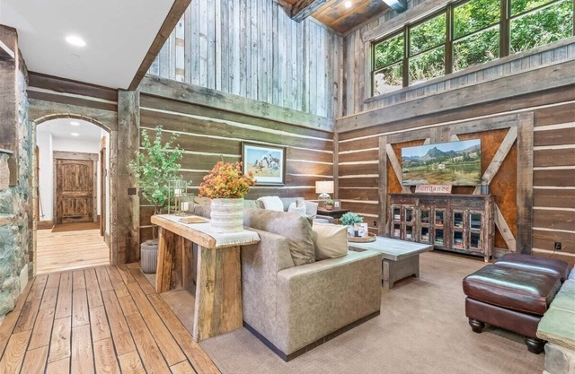 HIDDEN MOUNTAIN LUXURY LODGE, CLOSE TO SKI RUNS, HOT TUB, THEATER, SALOON