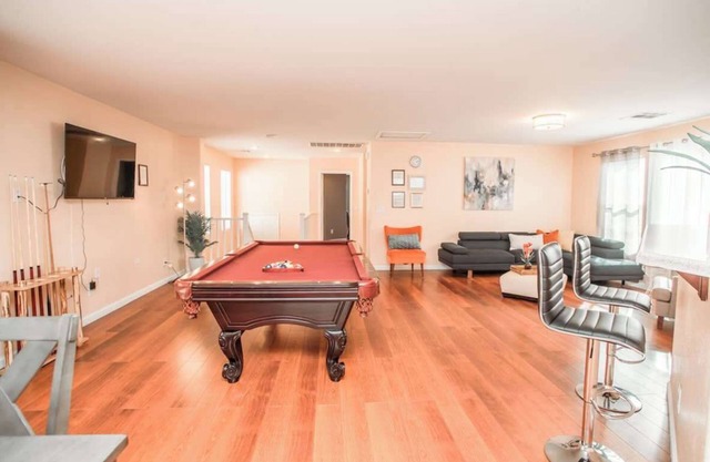 Hidden Treasure | Chic 4 Bd Near Famous LV Strip!
