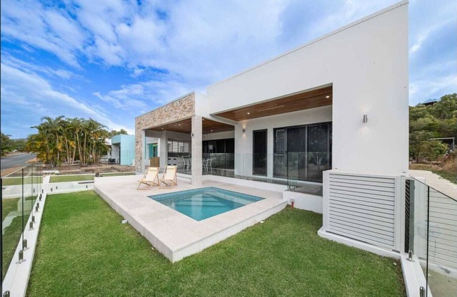Hideaway Bays Luxury brand new house - across from the beach!