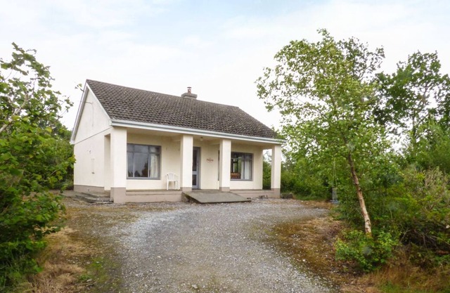 HIDEAWAY, pet friendly, with open fire in Ballinrobe, County Mayo