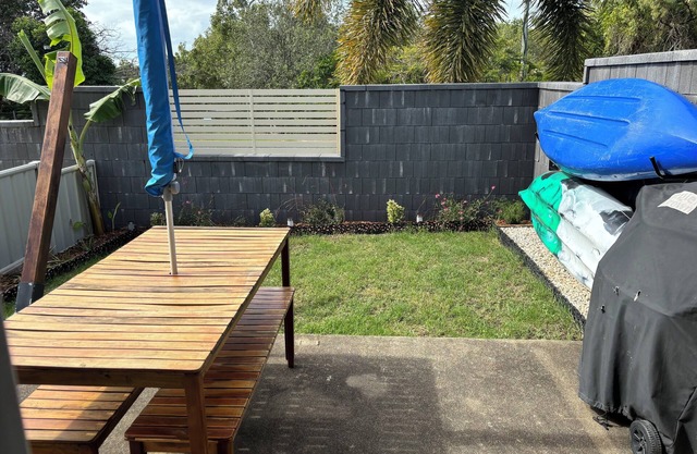 Hideaway Reef Cottage semi detached walking distance to beautiful beach.