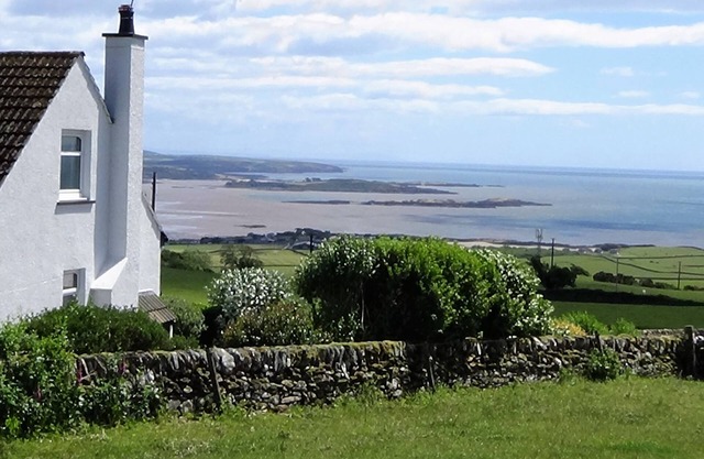 High Auchenlarie Cottage - a cottage that sleeps 6 guests in 3 bedrooms