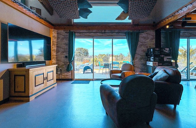 High-end loft with jacuzzi in Trélévern!