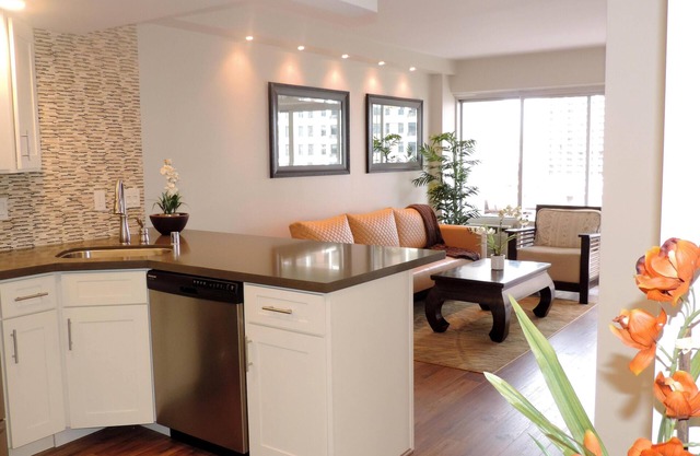 High-end Renovations! Gorgeous, Oceanview, Oceanfront Luxury Suite!