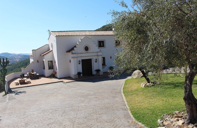High quality house in peaceful aera with big pool