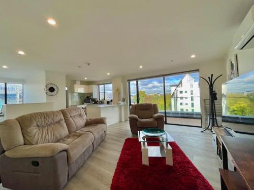 High-rise CBD Luxury Apartment