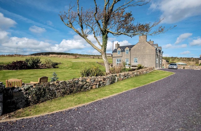 Highfield - a sea view that sleeps 6 guests in 3 bedrooms