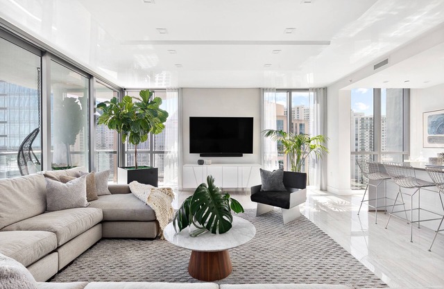 Highrise views of Las Olas, ocean and River Walk. 2 Miles from beach!