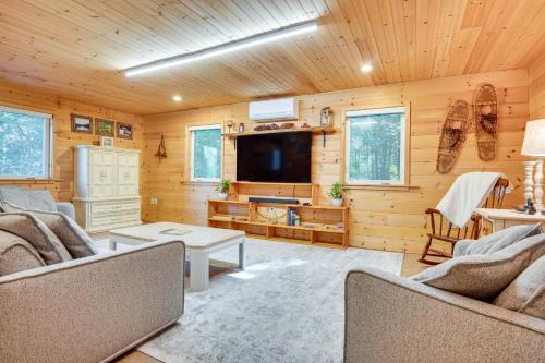 Hiking and Snowmobile Trails On-Site Alton Retreat!