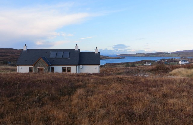 Hill Cottage - a cottage that sleeps 4 guests in 2 bedrooms