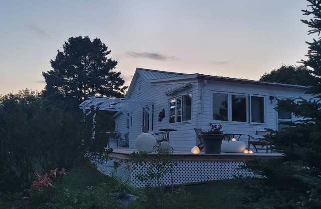 Hill House is a seaside cottage, 25 min from downtown Halifax. Fully Winterized