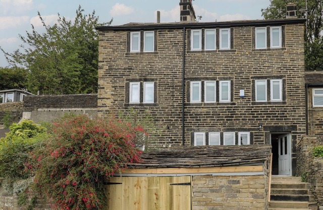 HILL TOP COTTAGE, pet friendly, with open fire in Holmfirth