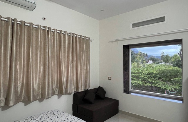 Hill View Bedroom with AC & WiFi - Villa at Nandi Hills