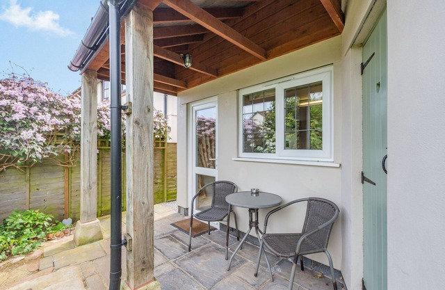 HILLSIDE COTTAGE, pet friendly, character holiday cottage in Spaxton