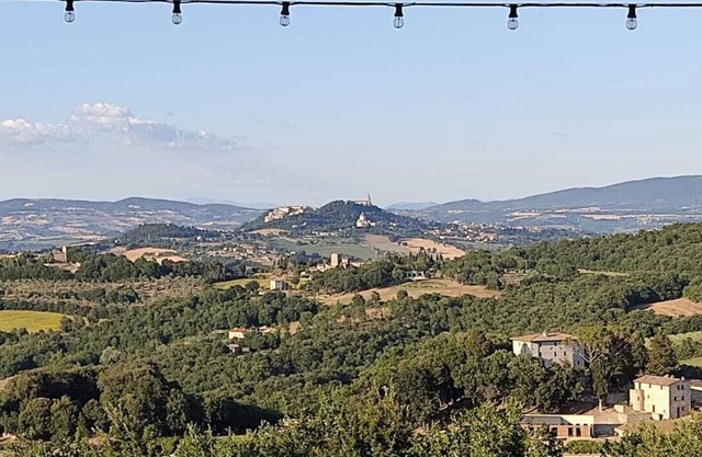 Hillside Cottage with Exquisite Picture Postcard View of Todi