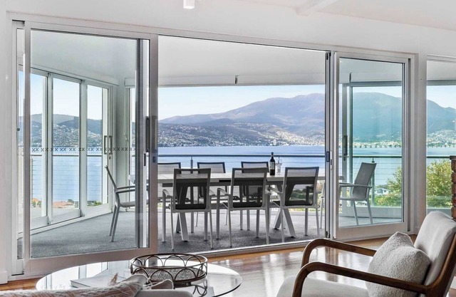 "Hillside Hideaway" Sleeps 10, Stunning Views.