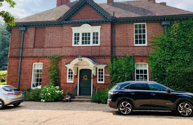 Hillthorpe Manor - Beautiful Country Manor with Hot Tub