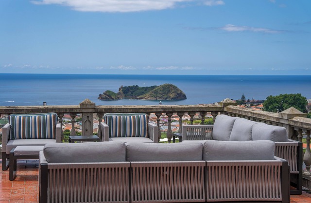 Hilltop 6 bedroom 2 home villa w/expansive ocean views in Vila Franca do Campo