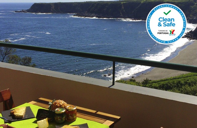 HillTop Azores Beach & Countryside Apt for 6 Moinhos