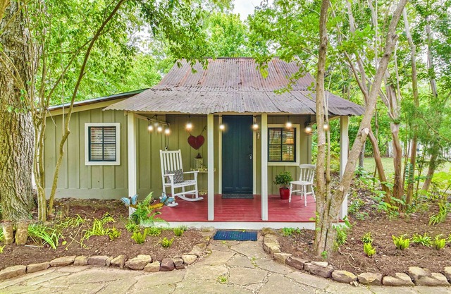 Historic 1-bedroom Rustic Cottage, Walking Distance to Downtown Montgomery Texas