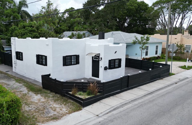 Historic 2-bed house, WiFi, pool table/ping pong, hot tub, 3TVs, 3 min to beach