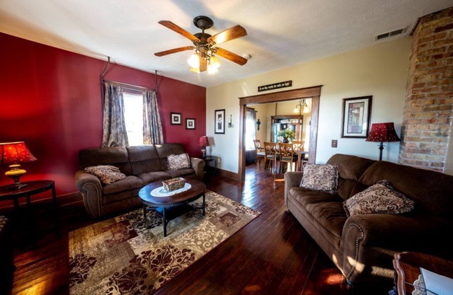 Historic 6-bedroom Country farmhouse AC, WiFi in rural Francesville