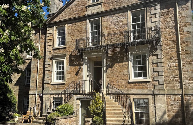 Historic Apartment in Colinton Village with Car Parking