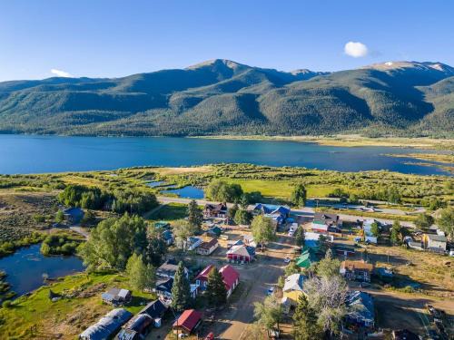 Historic Boho Brothel Lake Retreat Fast Wifi