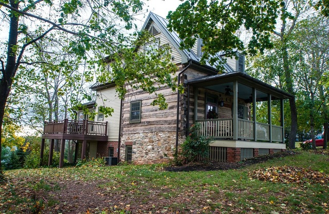 Historic "BREECHES POCKET" Civil W Era Log House/No rentals after DEC. 31 2025