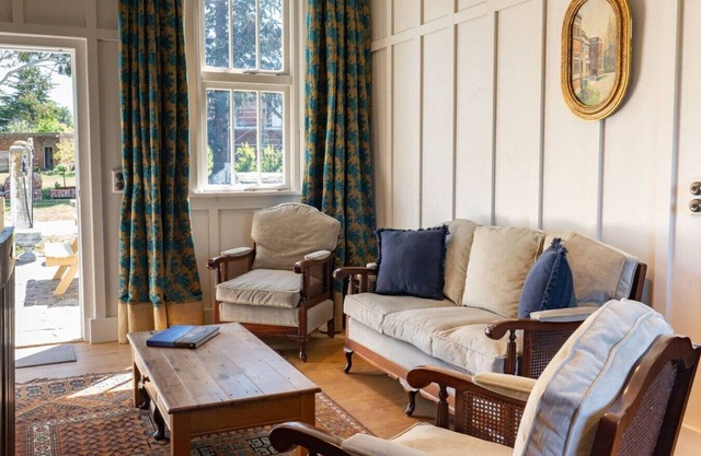 Historic Castle Coach House – Trail & Wineries