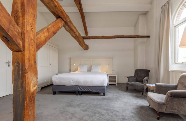 Historic Charm with Modern Comfort and Nearby Shopping! Free Parking, Dining!