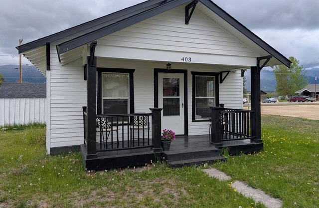 Historic cottage in Stevensville with views of the mission mountains.