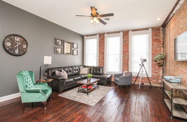Historic Downtown Lincoln's Loft Derby Suite - Lincoln, IL