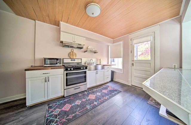 Historic Family Home 2 Mi to Lake Erie & Zoo!