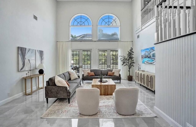 Historic Hollywood Mansion 5 Minutes to the Beach 6BR 5-Bath