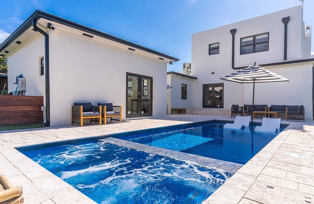 Historic house, heart of Miami. Heated pool & jacuzzi. Walk to Marlins Park