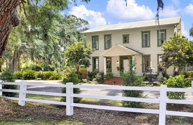 Historic McIntosh Manor