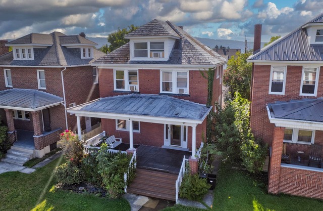 Historic Mountain Retreat: Breathtaking views, pet friendly, trampoline/playroom