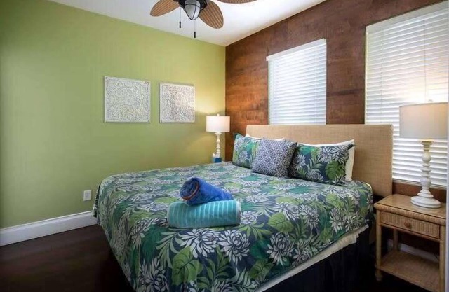 Historic Old Town Two Duval Street Suites w heated pool