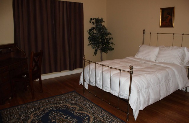HISTORIC-REUNIONS,WEDDINGS,CORP-only 3 miles 2 DT, 4 Bedrooms 2 baths, sleeps 14