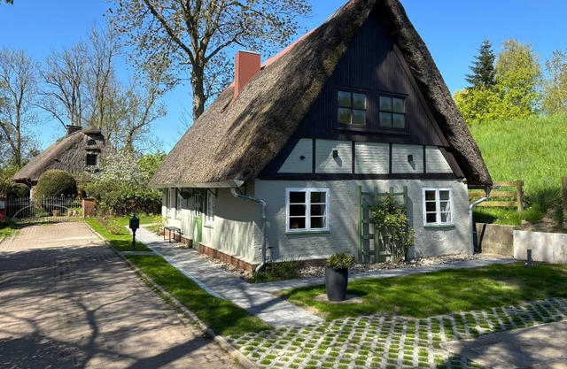 Historic thatched cottage on the Elbe dyke