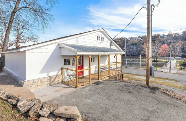 Historic Water's Edge Cottage 15
