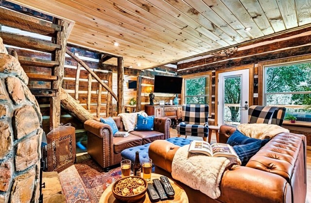Historic Waterfront Lodge w/🎣 on 2 acres 🚙 Lots of parking |🔥pit | 🏞Hike Onsite