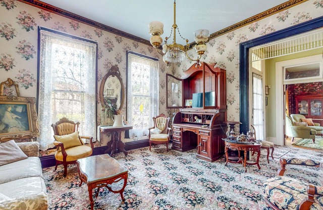 Historical Home w/Modern Conveniences w/Porches