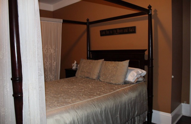 Historical Monroe Manor - Master Room